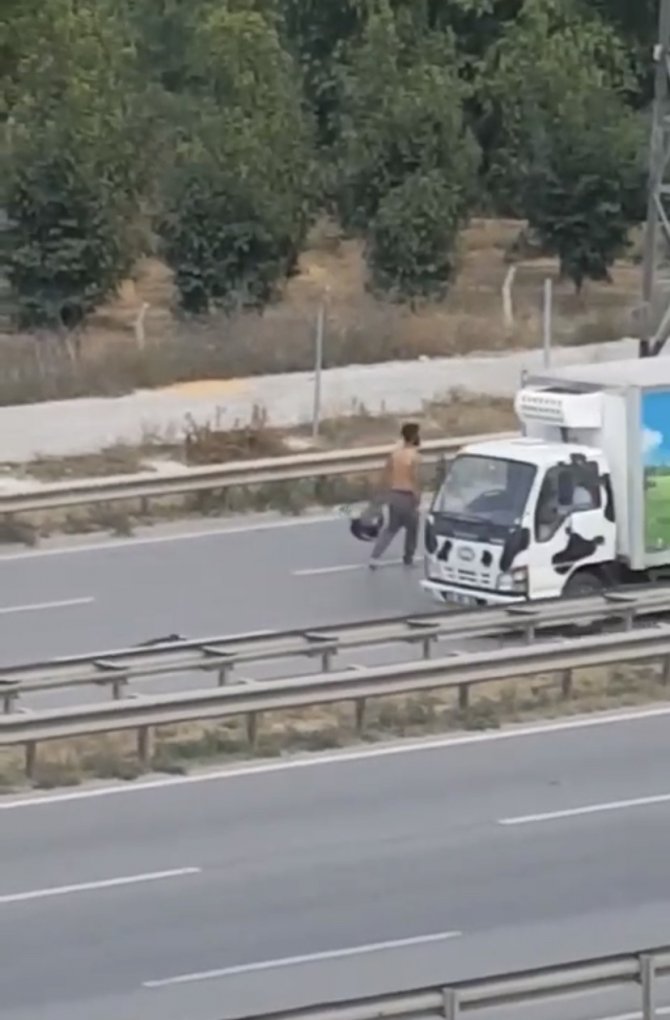 Çevre yolunda araçların arasında ölüme meydan okudu