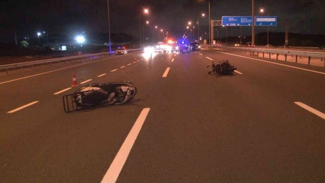 Havalimanı yolunda taksi ile motosikletler birbirine girdi: 3 yaralı