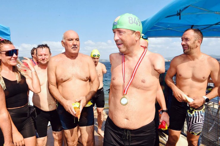 İstanbul’dan sonra Çanakkale Boğazı’nı da kolsuz yüzerek geçti