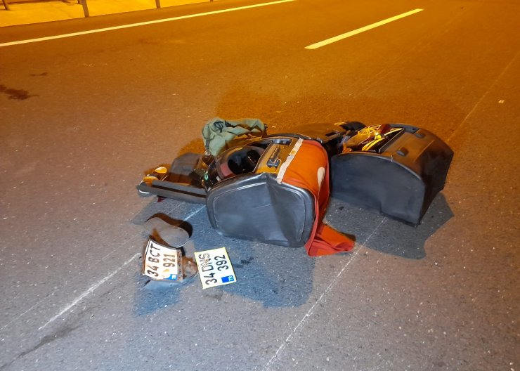 Kaza yapan motosikletteki Türk Bayrağını gören jandarma önce öptü sonra ekip aracına koydu