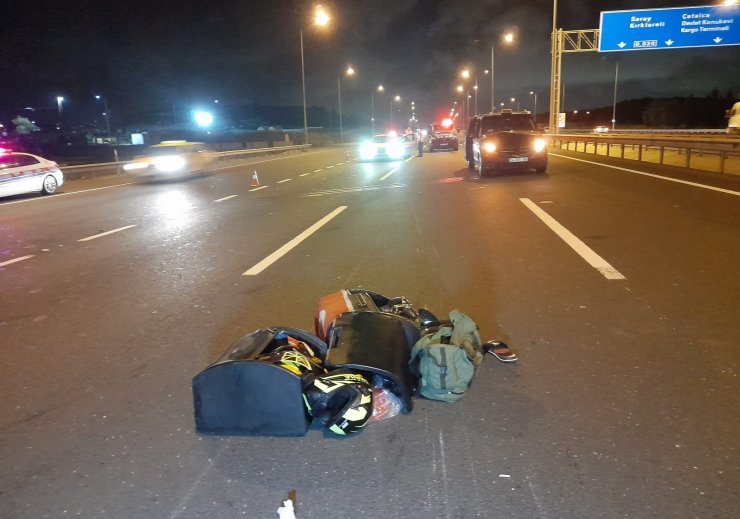 Kaza yapan motosikletteki Türk Bayrağını gören jandarma önce öptü sonra ekip aracına koydu