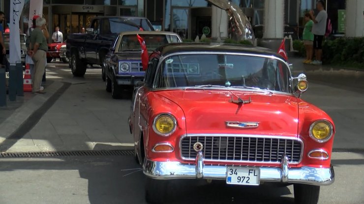 Klasik araçlardan Zafer Bayramı'na özel konvoy