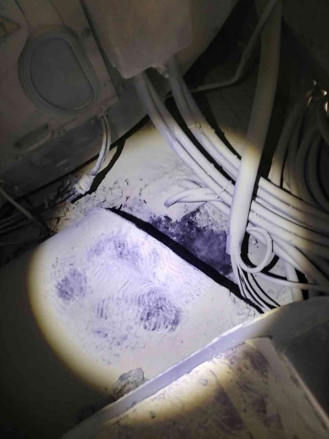 Korkulukları aşan itfaiye erleri trendeki yangına müdahale etti