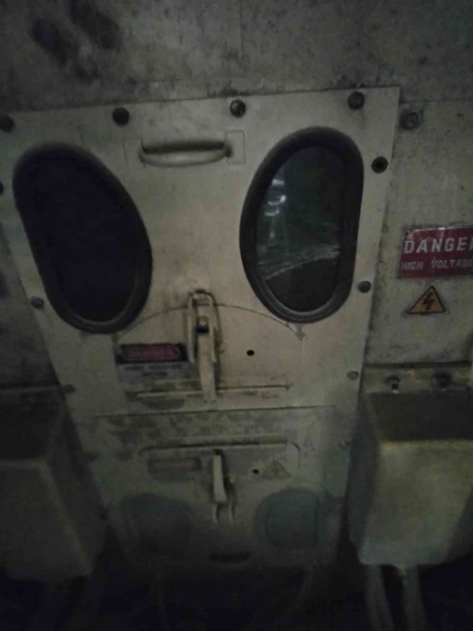 Korkulukları aşan itfaiye erleri trendeki yangına müdahale etti