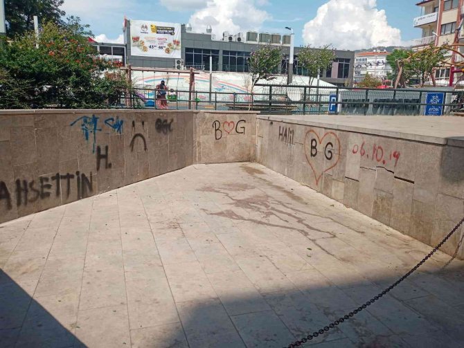 Park duvarları duyarsız kişilerin hedefi oldu