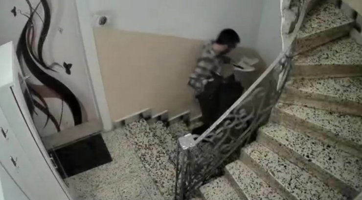 Alışveriş yaparken tezgaha bıraktığı telefon çalındı