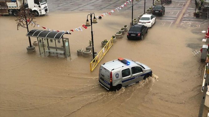 Tekirdağ’da sağanak hayatı olumsuz etkiliyor