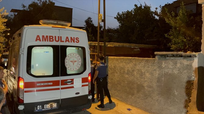 Adana'da darbedilip kafasına taşla vurulan kadın öldü