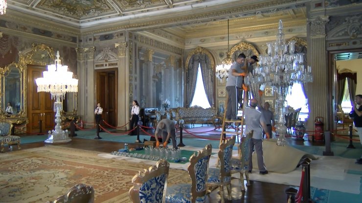 Dolmabahçe Sarayı’nın 166 yıllık kristal şamdanlarına özel bakım