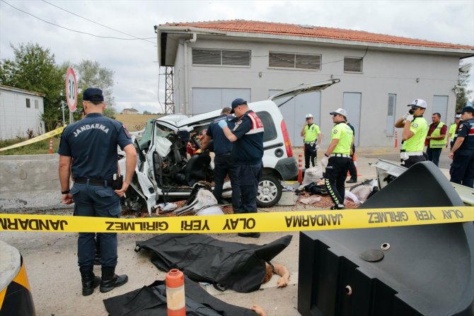 Hafif ticari araç gişelere çarptı: 3 kişi öldü, 1 kişi yaralandı