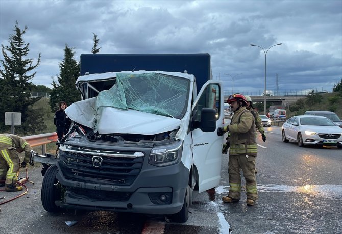 İki kamyonetin çarpıştığı kazada 3 kişi yaralandı