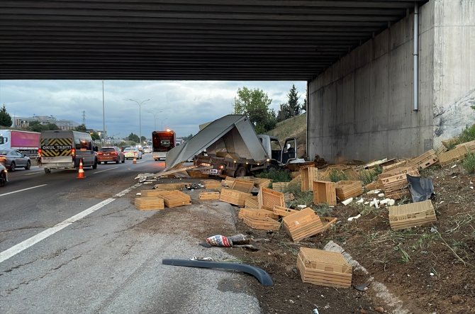 İki kamyonetin çarpıştığı kazada 3 kişi yaralandı