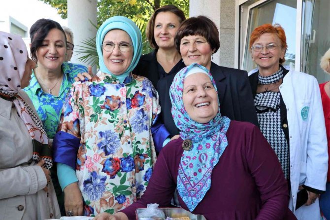 Emine Erdoğan, Saraybosna'daki KOMEK Sergisini ziyaret etti