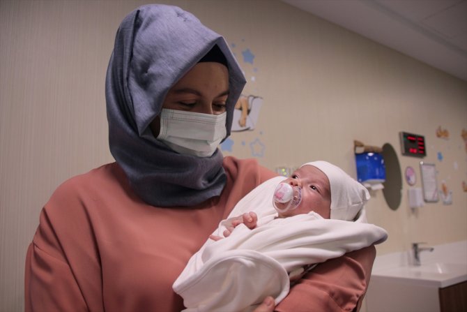 Konya'da minik Yaren, yemek borusu nefes borusuna yapışık ve kapalı doğdu