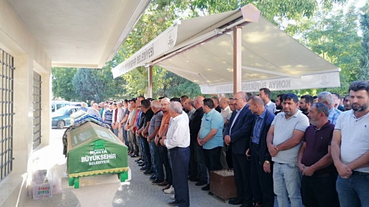 'Konya'da 'yol verme' tartışmasında tabancayla öldürülen baba- oğul toprağa verildi