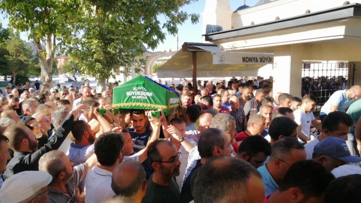 'Konya'da 'yol verme' tartışmasında tabancayla öldürülen baba- oğul toprağa verildi