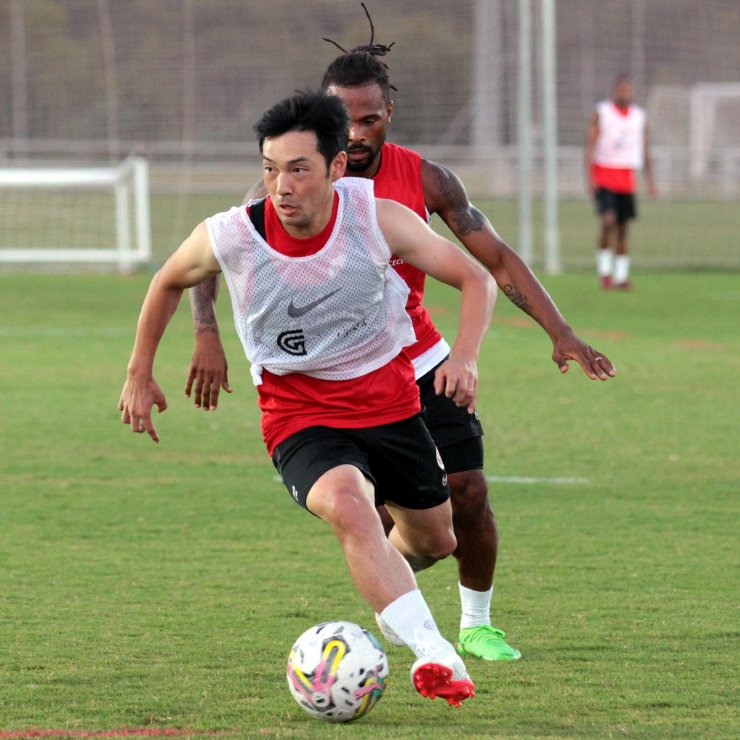 Antalyaspor 10 yeni transfer yaptı, 13 oyuncuyla yollar ayrıldı