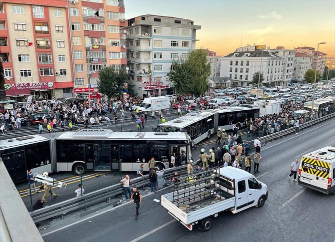 Avcılar'da metrobüsler çarpıştı
