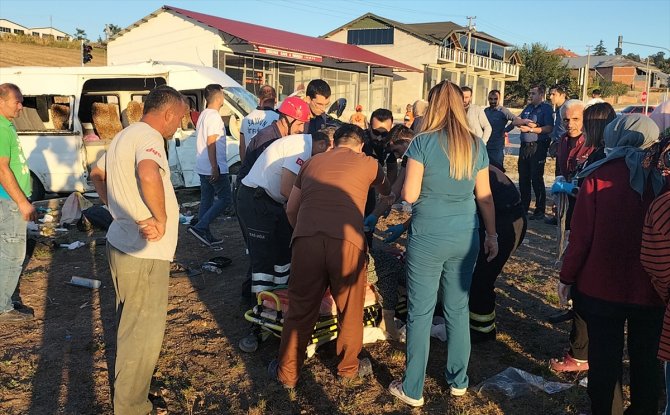 Samsun'da tarım işçilerini taşıyan minibüs devrildi, 27 kişi yaralandı