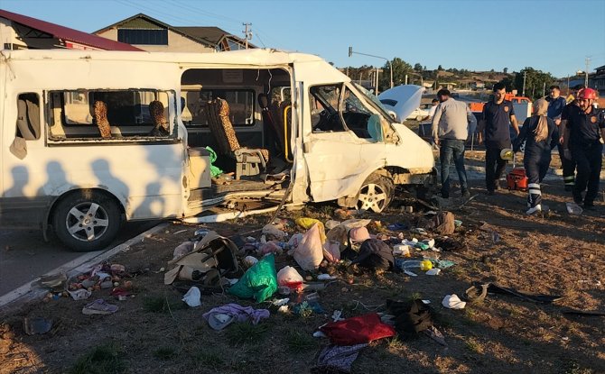 Samsun'da tarım işçilerini taşıyan minibüs devrildi, 27 kişi yaralandı
