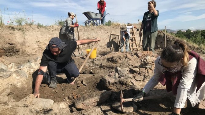 "Kütahya'nın kalbi"ni kazdıkça 8 bin yıllık tarihi aydınlatıyorlar