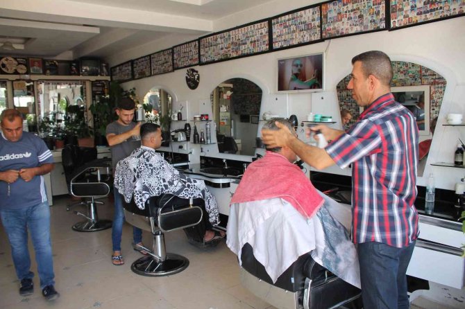 Fotoğrafları önce aynada biriktiriyor, sonra çerçeve yaptırıp saklıyor