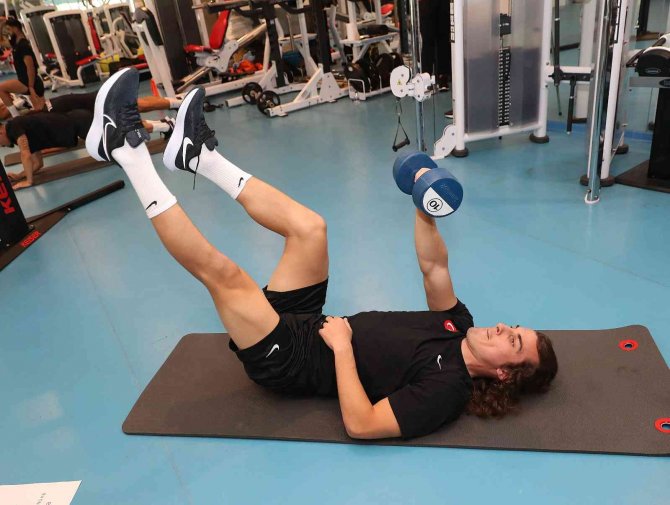 Milliler salonda çalıştı