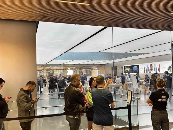 57 bin TL’lik Apple'ın yeni model cep telefonunu almak için kuyruk oluştu