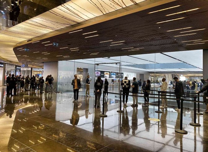 57 bin TL’lik Apple'ın yeni model cep telefonunu almak için kuyruk oluştu