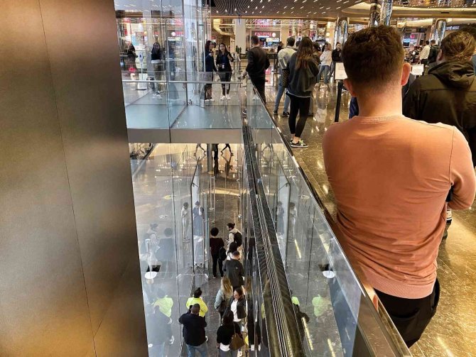 57 bin TL’lik Apple'ın yeni model cep telefonunu almak için kuyruk oluştu