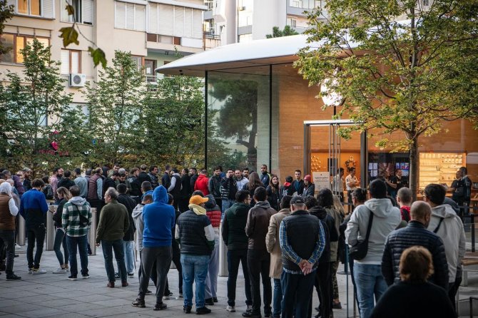 57 bin TL’lik Apple'ın yeni model cep telefonunu almak için kuyruk oluştu