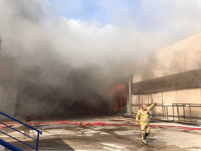 Yatak fabrikasındaki yangın 2 işletmeye sıçradı