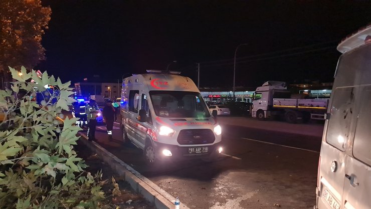 Karşı şeride geçen okul servisi minibüse çarptı: 8 yaralı