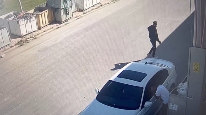 Konya'da motosikletli 3 kişi park halindeki araçtan 30 bin lira değerinde altın, gümüş ve cep telefonu bulunan çantayı çaldı