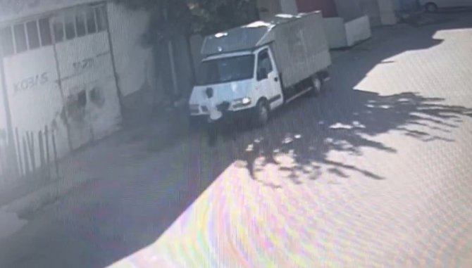 Konya'da motosikletli 3 kişi park halindeki araçtan 30 bin lira değerinde altın, gümüş ve cep telefonu bulunan çantayı çaldı