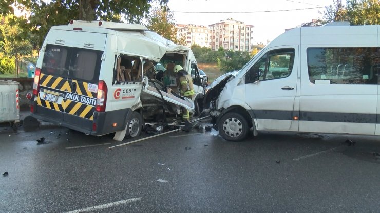 Servis minibüsleri çarpıştı; biri ağır 4 yaralı