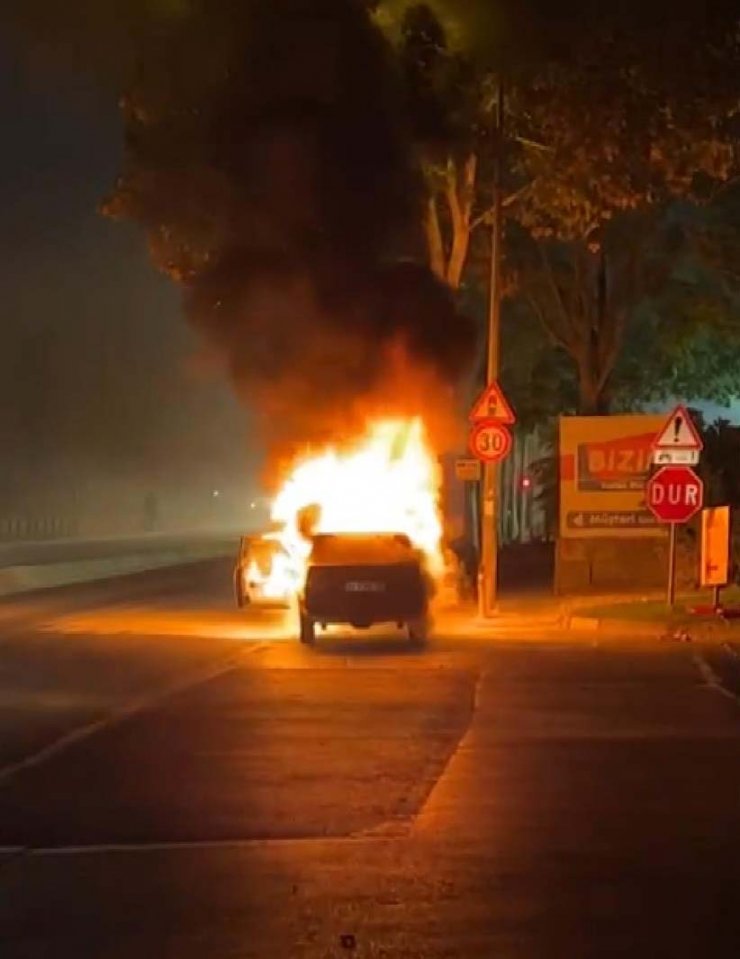 Otomobil alev alev yandı; sürücü ölümden döndü
