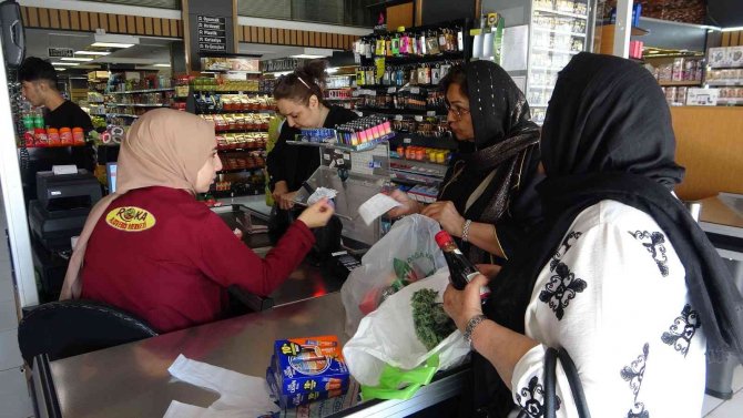 İranlı turistler esnafın yüzünü güldürdü