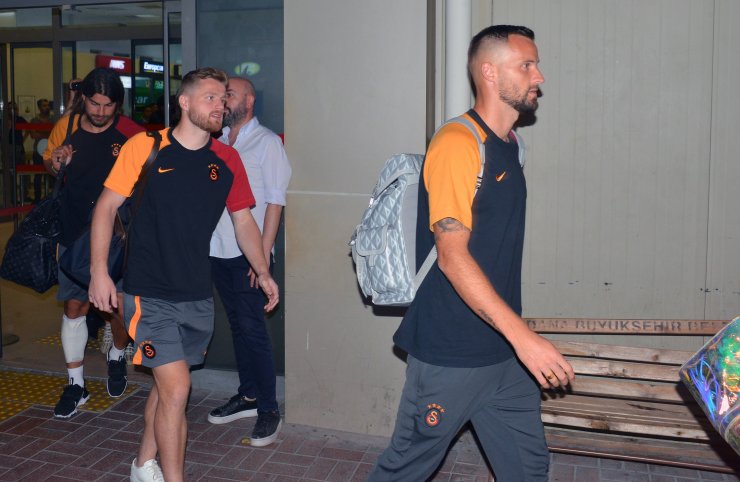 Galatasaray kafilesi, Adana’da coşkuyla karşılandı