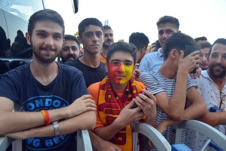 Galatasaray kafilesi, Adana’da coşkuyla karşılandı