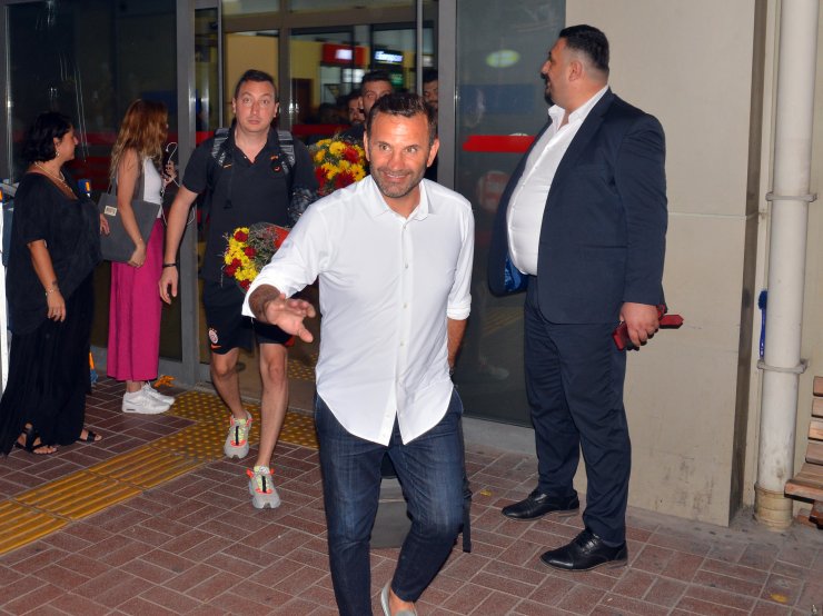 Galatasaray kafilesi, Adana’da coşkuyla karşılandı