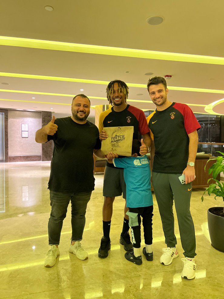 Galatasaraylı oyunculara 'Adana tostu' ikram edildi