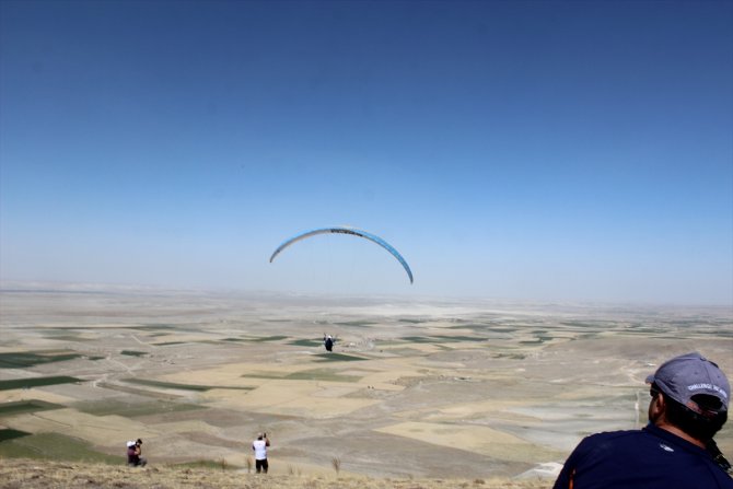 Yamaç paraşütü yarışması başladı