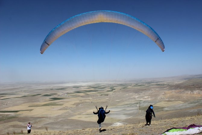 Yamaç paraşütü yarışması başladı