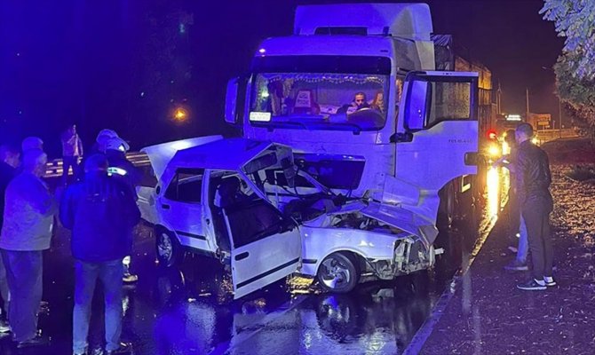 Konya'da trafik kazası: Otomobil ile tırın çarpıştığı kazada 1 kişi öldü, 1 kişi yaralandı