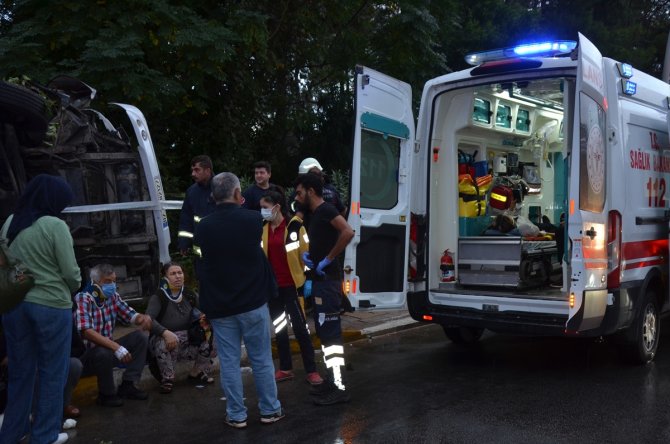 Antalya’da servis midibüsü devrildi, 9 kişi yaralandı