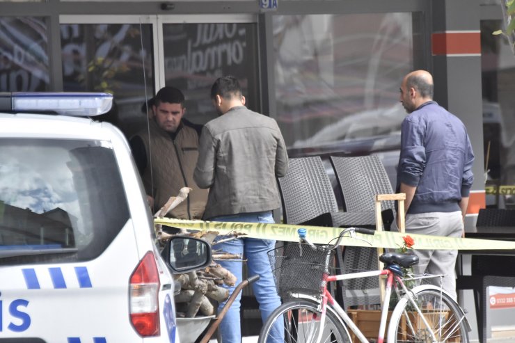 Sokakta bıçaklandı, sığındığı iş yerinde öldü