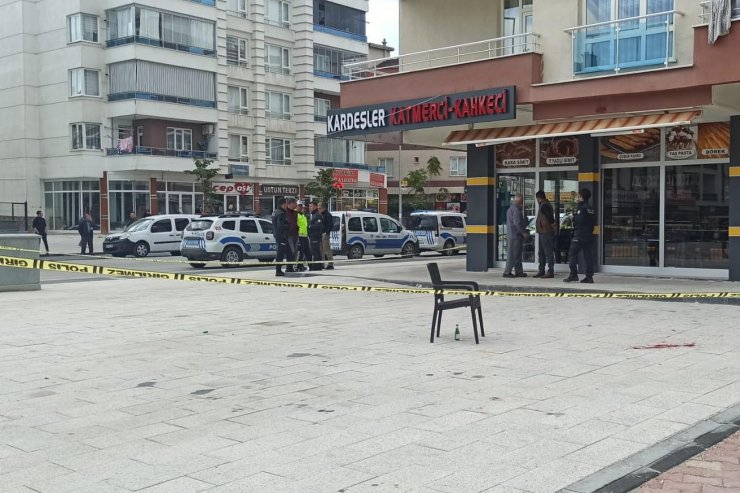 Sokakta bıçaklandı, sığındığı iş yerinde öldü