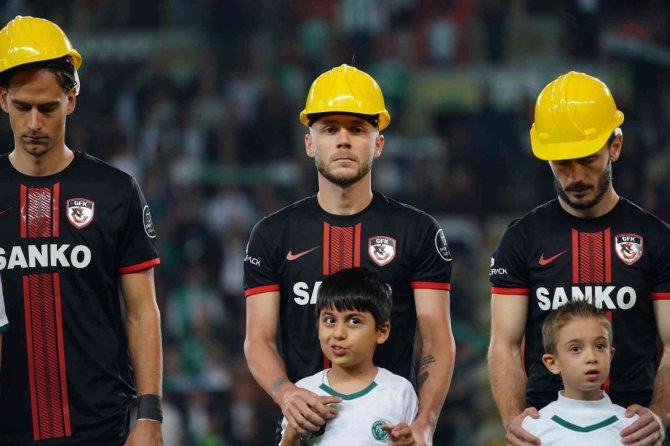 Konya'da "maden faciası" unutulmadı, futbolcular maça baretle çıktı