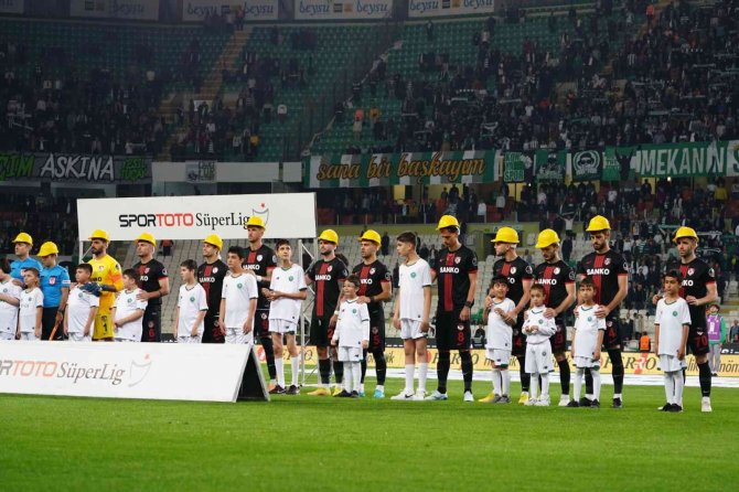 Konya'da "maden faciası" unutulmadı, futbolcular maça baretle çıktı